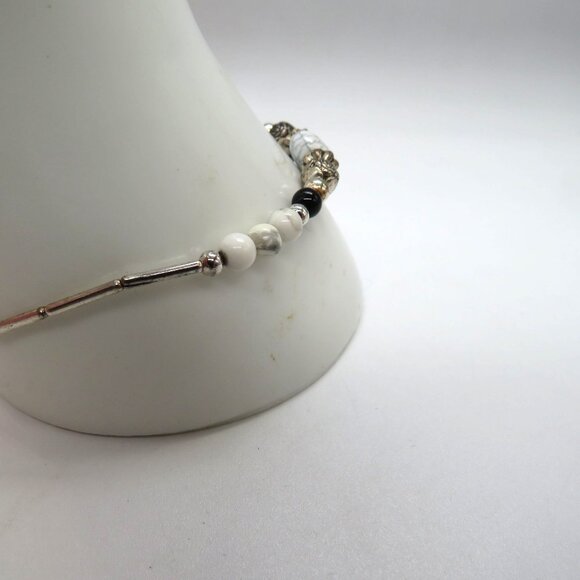 Handcrafted Bracelet Silver Tone Marbled Heart Bead Bracelet Black White - Picture 4 of 9